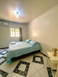 - une chambre avec un lit et du carrelage dans l'établissement Casa de Charles, à Piranhas