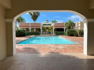 Der Swimmingpool an oder in der Nähe von Beach apartment