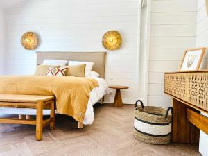 een slaapkamer met een bed en een tafel bij Relais et Châteaux Thalasso & Spa Ile de la Lagune in Saint-Cyprien