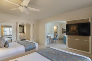En TV eller et underholdningssystem på Jewel Punta Cana All-Inclusive Resort