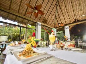 una mesa con platos de comida y bebidas. en Spa Retreat II, en Santa Cruz de la Sierra