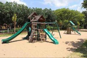 un parque infantil con 2 toboganes y una estructura de juegos en Spa Retreat II, en Santa Cruz de la Sierra