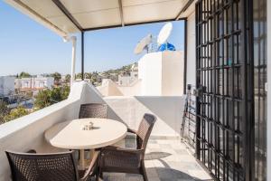 a balcony with a table and chairs and a view at Central, Cozy, Comfy, 1BR House, Free Parking & Fast Wi-Fi, 4ppl in Bodrum City