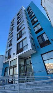 ein blaues Gebäude mit Balkon davor in der Unterkunft Royal Hotel Bronx in Bronx