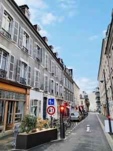 un semáforo rojo en una calle de la ciudad con edificios en WONDERHOST, au calme en hypercentre avec parking, en Pau