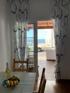 einen Tisch mit einer Schale Obst und Meerblick in der Unterkunft Casa Suso in El Remo