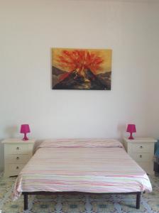 1 dormitorio con 1 cama y 2 mesitas de noche con lámparas rosas en Bella Vista en Lipari