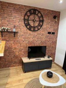 Televízia a/alebo spoločenská miestnosť v ubytovaní Escale Studio 21m Aéroport CDG Parc expo Astérix + 19 fotografií