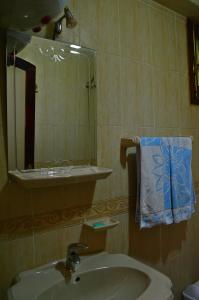 Farida Apartments tesisinde bir banyo