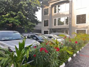 Aed väljaspool majutusasutust De Rigg Place Embassy