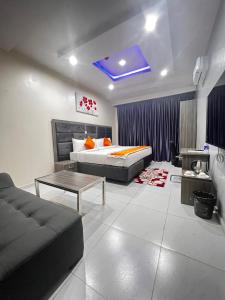 De Rigg Place Embassy في لاغوس: غرفة معيشة مع سرير وأريكة