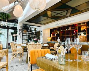 - un restaurant avec une table et des verres à vin dans l'établissement Relais et Châteaux Thalasso & Spa Ile de la Lagune, à Saint-Cyprien