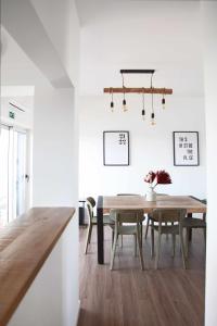 een eetkamer en een keuken met een tafel en stoelen bij Casa Biota in Sagres