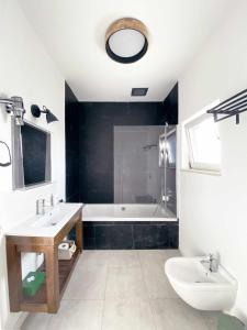 薩格里什的住宿－Casa Biota，带浴缸、盥洗盆和卫生间的浴室