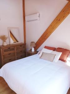 1 dormitorio con 1 cama blanca grande en Duplex El Refugio de La Bolera, en Arroyo Frío