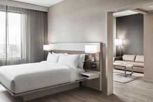 AC Hotel by Marriott Charlotte SouthPark tesisinde bir odada yatak veya yataklar