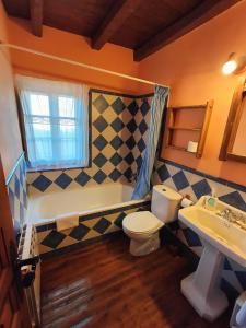 a bathroom with a toilet and a sink at Don Camino Low Cost in Villalcázar de Sirga