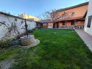 - une vue sur une cour avec un bâtiment dans l'établissement Don Camino Low Cost, à Villalcázar de Sirga