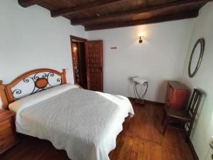 a bedroom with a bed and a wooden floor at Don Camino Low Cost in Villalcázar de Sirga