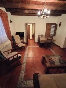 維拉卡扎蒂瑟加的住宿－Don Camino Low Cost，客厅配有沙发和桌子