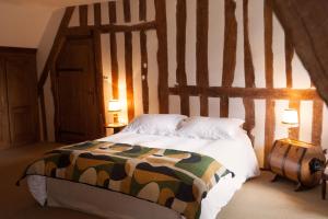 1 dormitorio con 1 cama grande y 2 lámparas en A la Bergerie, en Honfleur