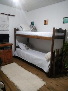 2 letti a castello in una camera con TV di Casita Casa con parque, estacionamiento y pileta en Tigre a Tigre Altre 18 foto