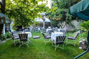 a group of chairs and tables in a yard at Ugostiteljski objekat KARIBO in Sombor