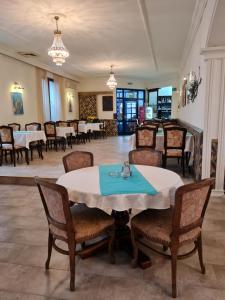 a dining room with a table and chairs at Ugostiteljski objekat KARIBO in Sombor