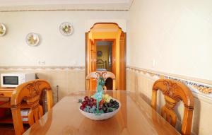 una mesa de comedor con un bol de fruta. en Villa los Olivos Spainsunrentals 1210, en Nerja