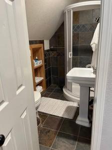 La salle de bains est pourvue de toilettes et d'un lavabo. dans l'établissement Adorable 1 Bedroom with pool, and Horse Arena, à Oakdale