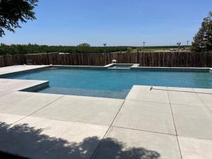- une piscine dans un jardin avec une clôture en bois dans l'établissement Adorable 1 Bedroom with pool, and Horse Arena, à Oakdale