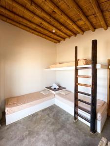 a room with two bunk beds and a ladder at Mancora Soul in Máncora