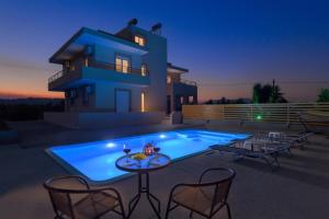une villa avec une piscine en face d'une maison dans l'établissement Kolymbia Breeze: Hilltop Oasis, Fantastic Sea Views, à Afantou