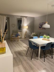 a living room with a white table and chairs at PILE HOUSE in Valdidentro