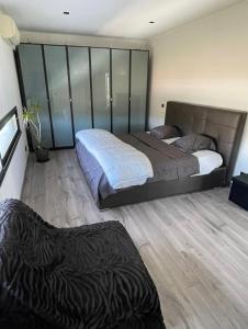 En eller flere senge i et værelse på Villa EDEN