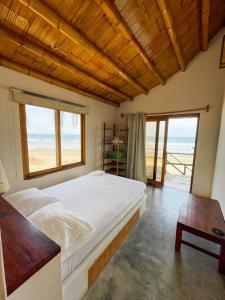 a bedroom with a bed and a large window at Mancora Soul in Máncora