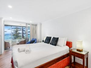 Schlafzimmer mit einem großen Bett und Meerblick in der Unterkunft Goodwin Towers - Hosted by Burleigh Letting in Gold Coast