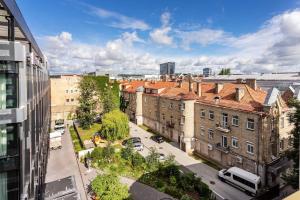 eine Luftaufnahme einer Stadt mit Gebäuden in der Unterkunft Luxury apartment in Gediminas avenue with terrace in Vilnius