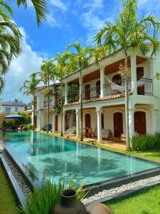 a swimming pool in front of a building at Villa Canziani & Donato in Pôrto de Pedras