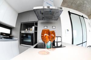 deux verres à vin assis sur un comptoir dans une cuisine dans l'établissement Depto. en Costanera frente al rio 2 a 4 personas, à San Nicolás de los Arroyos 10 autres photos