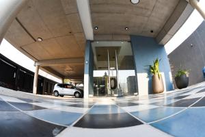 un bâtiment avec une voiture garée sur un parking dans l'établissement Depto. en Costanera frente al rio 2 a 4 personas, à San Nicolás de los Arroyos