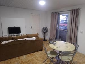 a living room with a couch and a table at Real Hospedagem in Manaus