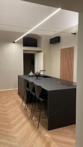 uma cozinha com uma ilha negra num quarto em Meh Luxury apartment city centre Bari em Bari
