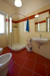 Een badkamer bij Hotel Torre Di Milo
