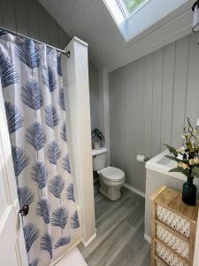 Un baño con inodoro y cortina de ducha. en Edgecomb 1, en Edgecomb