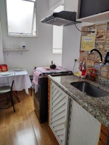 Η κουζίνα ή μικρή κουζίνα στο Apartamento temporada encantador, frente a praia