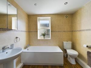 Een badkamer bij Modern 5 Bedroom House Near Lark Lane