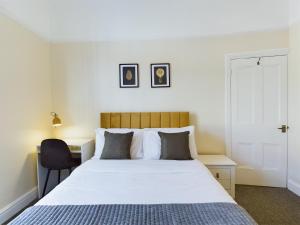 Säng eller sängar i ett rum på Modern 5 Bedroom House Near Lark Lane
