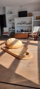 a loaf of bread sitting on a wooden cutting board at Hermosa Casa Quinta en Junin in Junín