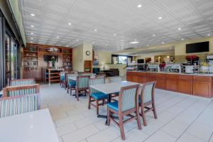 a dining room with tables and chairs in a restaurant at Best Western Plus South Coast Inn in Santa Barbara
